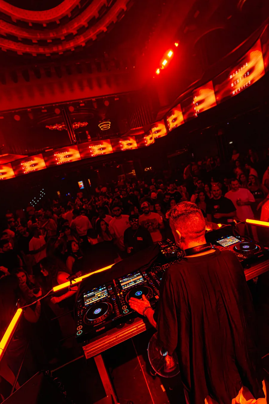 DJ INO live in the club